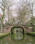 810079 Gezicht op de Magdalenabrug over de Nieuwegracht te Utrecht.